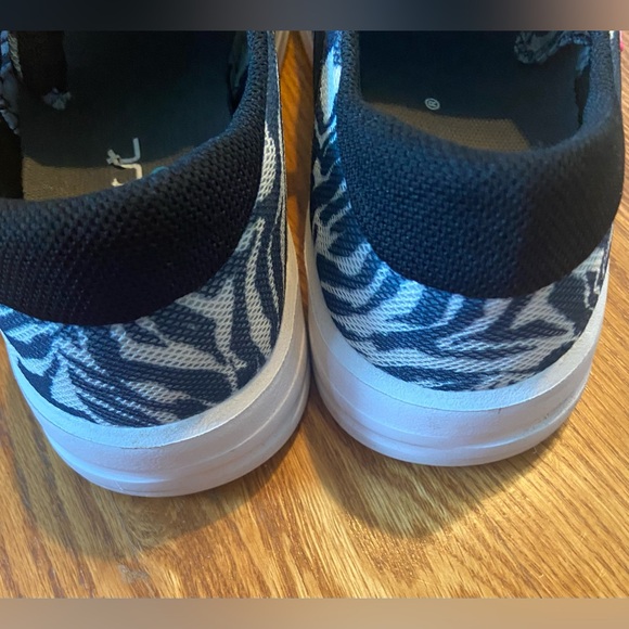 Hey Dude Karina Breeze Zebra Print Shoes Size 7 - Picture 3 of 4